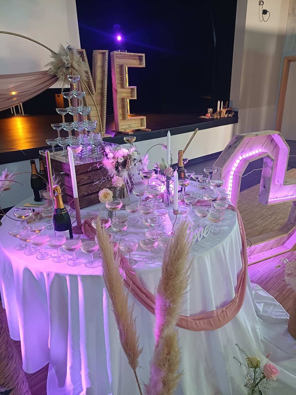Table champagne avec LOVE lumineux