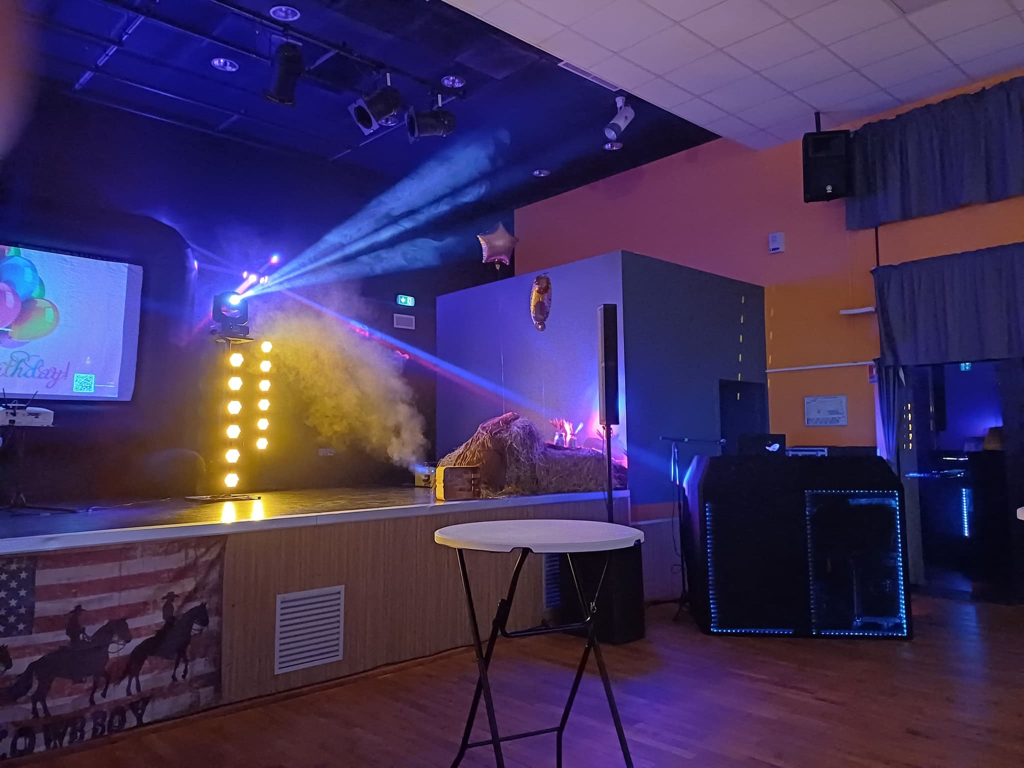 Ambiance soirée avec photobooth et lumières