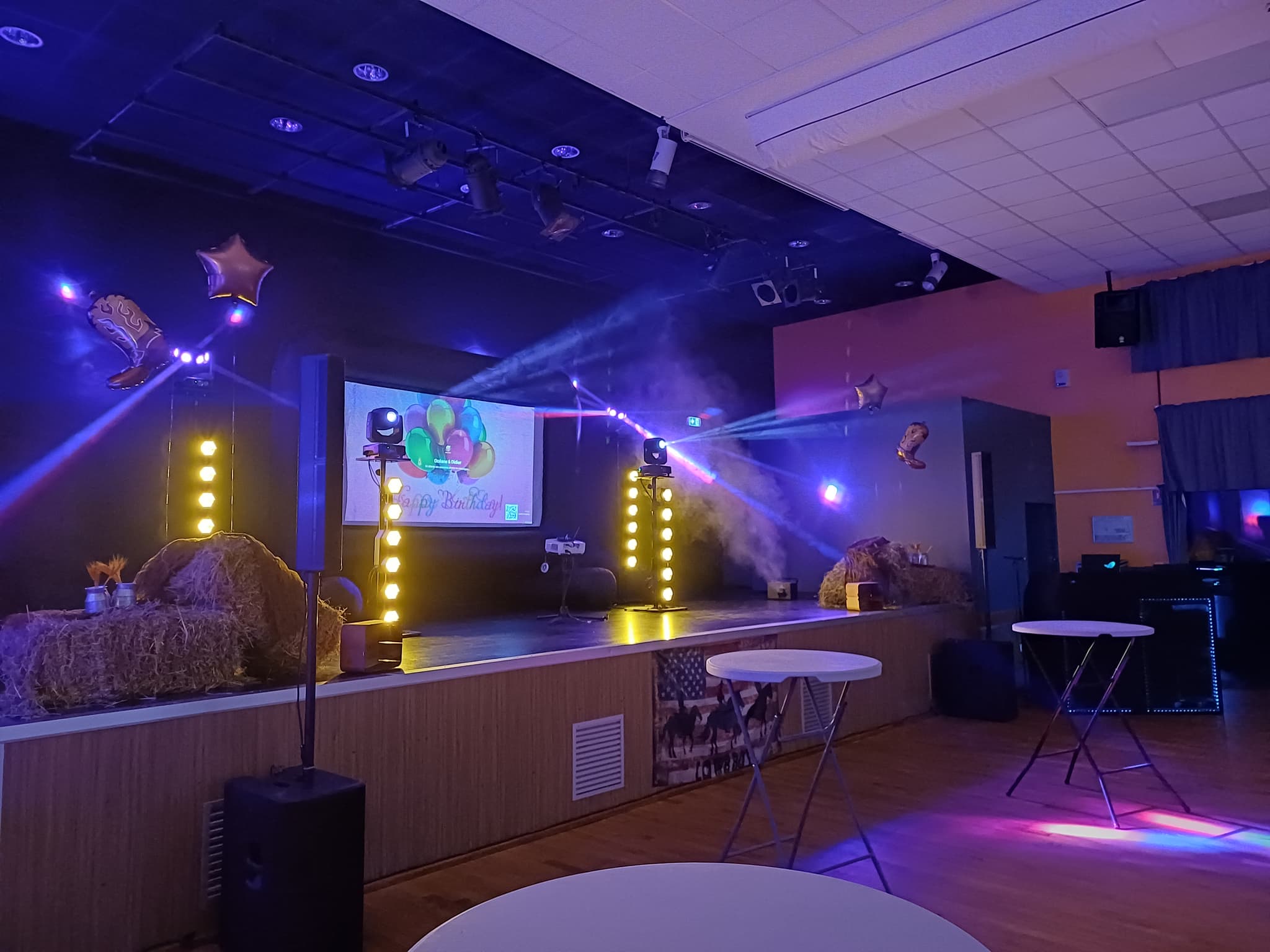 Vue d'ensemble salle de réception avec décoration lumineuse