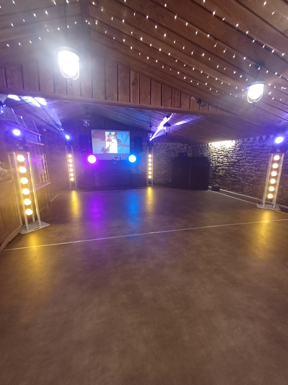 Piste de danse grange avec lumières